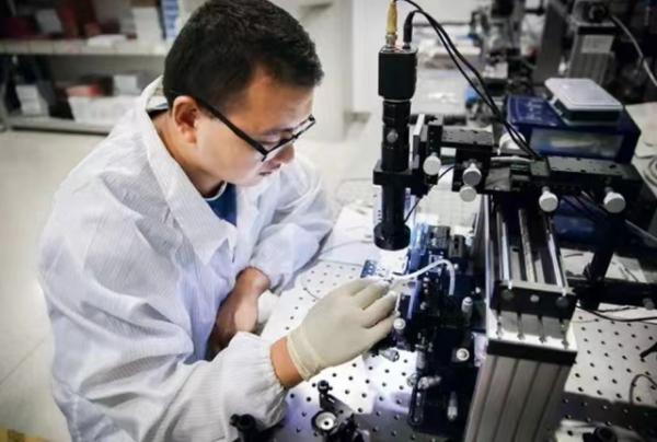 图为济南量子技术研究院科研人员在实验室做实验。 图为济南量子技术研究院科研人员在实验室做实验。